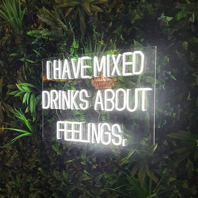 Tengo bebidas mezcladas sobre sentimientos - Letrero de neón LED